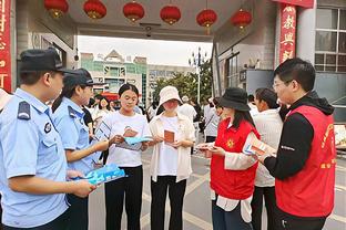 ?李梦和韩旭表演手势舞：我跟旭宝在这里祝大家圣诞快乐哦！